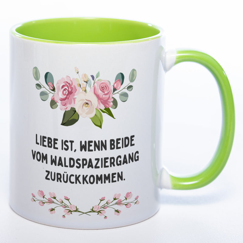 Blümchen-Tasse mit Spruch "Liebe ist, wenn beide vom Waldspaziergang zurückkommen." - Lustige Kaffeetasse spülmaschinenfest