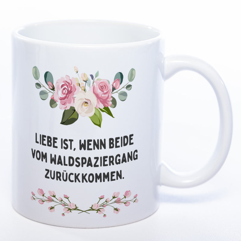 Blümchen-Tasse mit Spruch "Liebe ist, wenn beide vom Waldspaziergang zurückkommen." - Lustige Kaffeetasse spülmaschinenfest