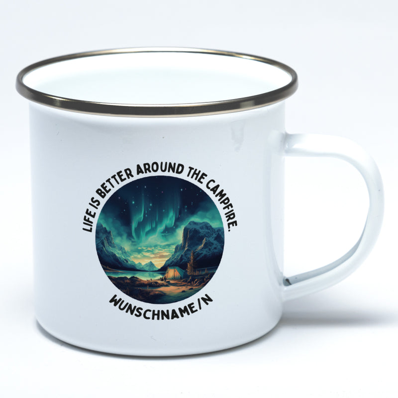 Emaille-Tasse LIFE IS BETTER AROUND THE CAMPFIRE. Mit Wunschname/n und  Nordlichtmotiven