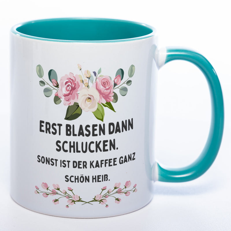 Blümchen-Tasse mit Spruch "Erst blasen dann schlucken. Sonst ist der Kaffee ganz schön heiß." - Lustige Kaffeetasse spülmaschinenfest