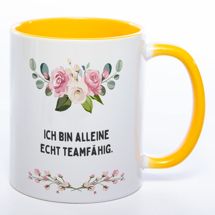 Blümchen-Tasse mit Spruch "Ich bin alleine echt teamfähig." - Lustige Kaffeetasse spülmaschinenfest