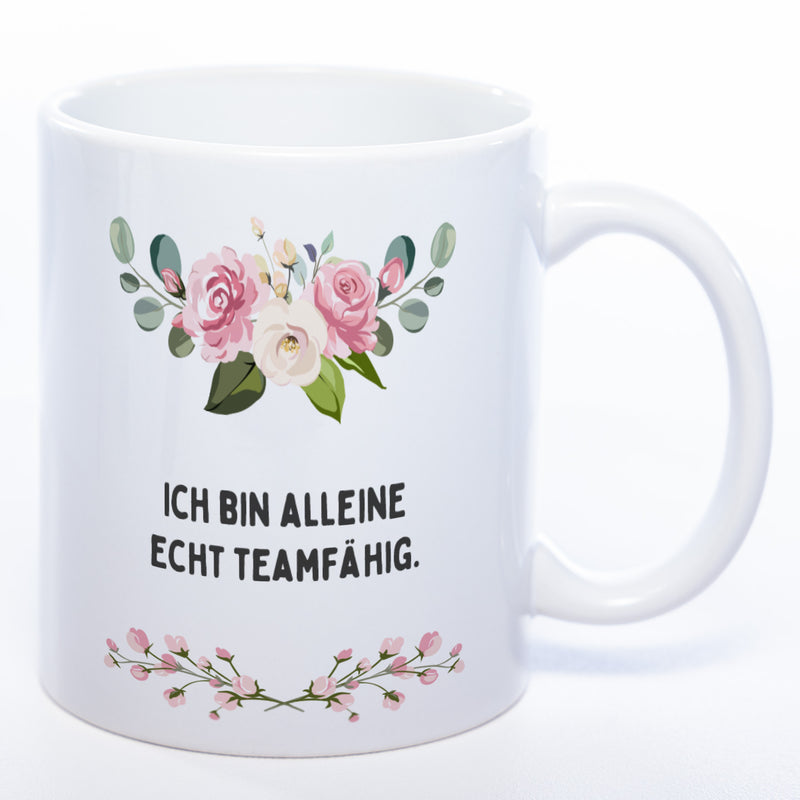 Blümchen-Tasse mit Spruch "Ich bin alleine echt teamfähig." - Lustige Kaffeetasse spülmaschinenfest