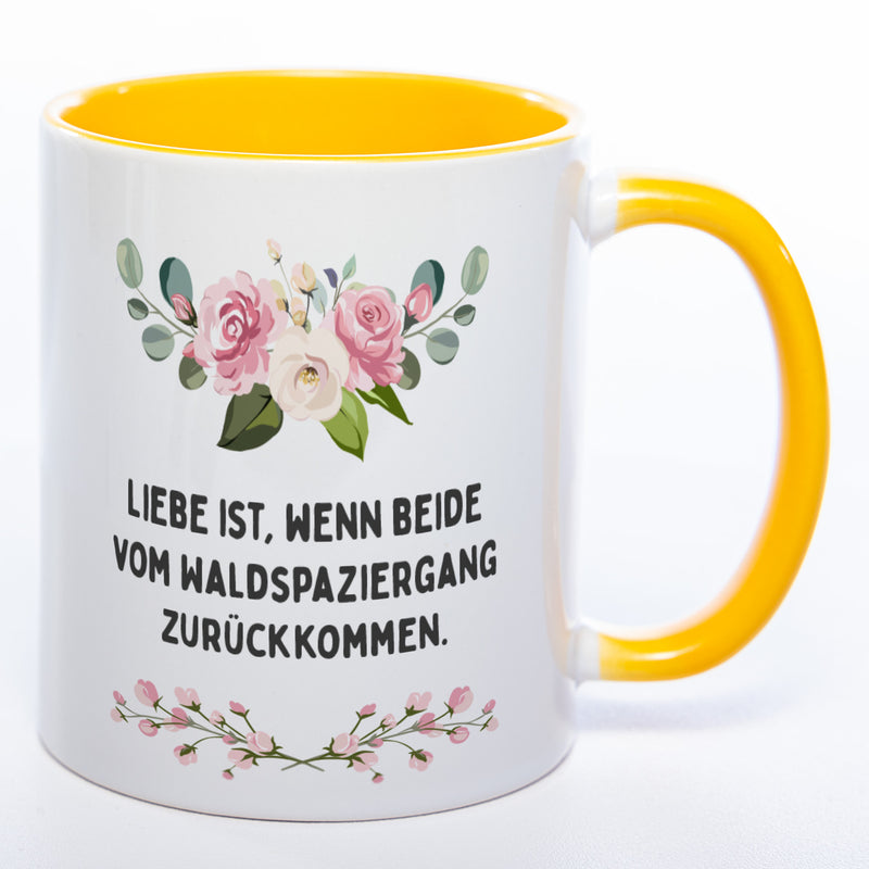 Blümchen-Tasse mit Spruch "Liebe ist, wenn beide vom Waldspaziergang zurückkommen." - Lustige Kaffeetasse spülmaschinenfest