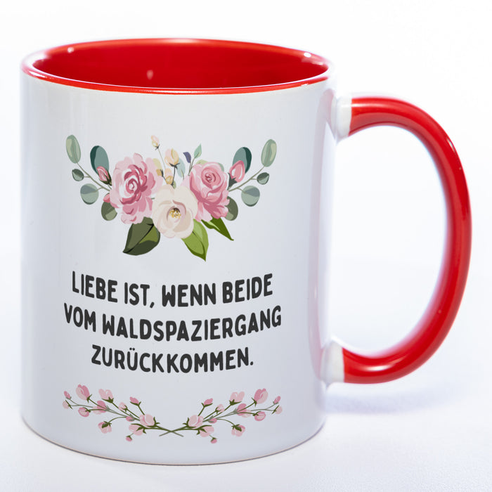 Blümchen-Tasse mit Spruch "Liebe ist, wenn beide vom Waldspaziergang zurückkommen." - Lustige Kaffeetasse spülmaschinenfest
