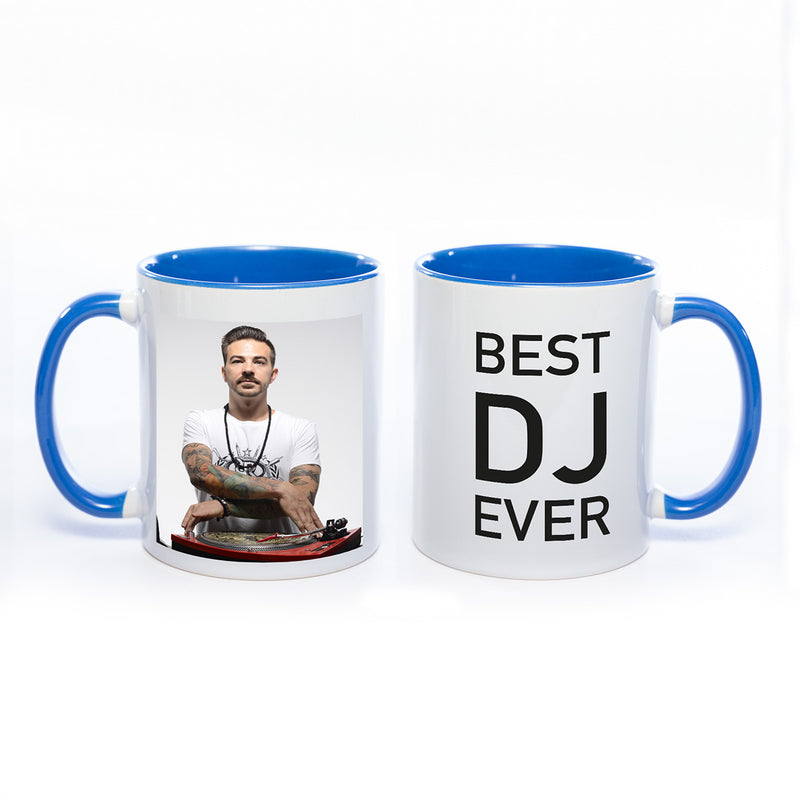 Tasse Innen und Henkel blau mit Foto link und Text "Best DJ ever" rechts